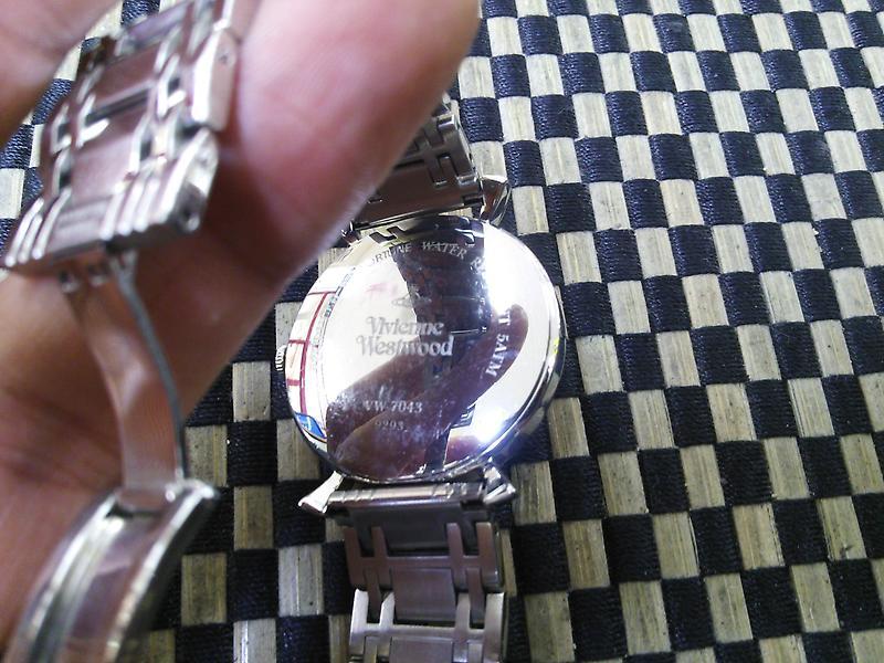 Vivienne Westwood 時計の電池交換も靴集売と合鍵のお店フィット明石店 